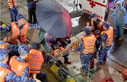Tàu Cảnh sát biển đưa 4 bệnh nhân từ huyện đảo Lý Sơn vào bờ cấp cứu