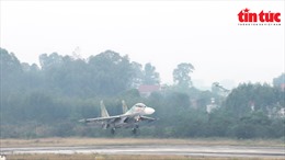 Xem ‘Hổ mang chúa’ Su-30MK2 hợp luyện bay trình diễn phục vụ Triển lãm Quốc phòng quốc tế Việt Nam 2022 
