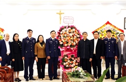 Cảnh sát biển thăm và tặng quà đồng bào công giáo Ninh Bình