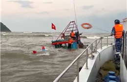 Cảnh sát biển cứu nạn thành công 2 thuyền viên tàu cá Nghệ An bị chìm trên biển