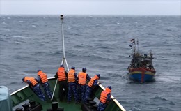 Cảnh sát biển cứu nạn 6 thuyền viên tàu cá Nghệ An trôi dạt trên biển