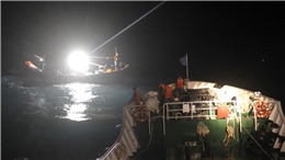 Hải quân cứu nạn tàu cá Quảng Bình bị hỏng máy trôi dạt trên biển
