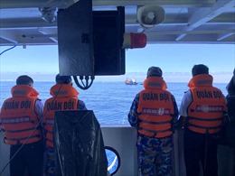 Tàu của Vùng 4 Hải quân cứu kéo tàu cá Quảng Ngãi bị mắc cạn ở Trường Sa