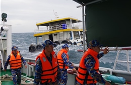 Vùng 5 Hải quân kịp thời cứu nạn tàu khách Phương Nam bị trôi dạt trên biển