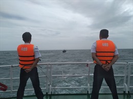 Tàu 405 Vùng 4 Hải quân lai kéo tàu cá gặp nạn trên biển về bờ an toàn