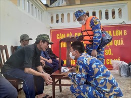 Đảo Đá Lớn ứng cứu kịp thời 5 ngư dân tàu cá Phú Yên gặp nạn trên biển Trường Sa