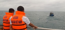 Vùng 2 Hải quân cứu nạn tàu cá và 9 ngư dân bị trôi dạt trên biển