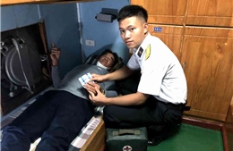 Tàu 404 Vùng 4 Hải quân tiếp nhận bệnh nhân từ đảo Đá Lát chuyển tuyến đến bệnh xá đảo Trường Sa điều trị 
