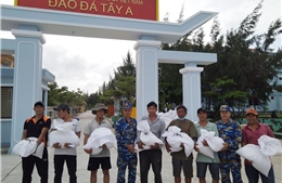 45 tàu cá Ninh Thuận được cán bộ chiến sĩ đảo Đá Tây hỗ trợ gạo và nước ngọt