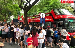 Gần 7.000 lượt khách tham quan Hà Nội miễn phí bằng xe buýt 2 tầng dịp nghỉ lễ 30/4-15