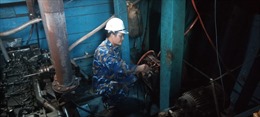 Trung tâm dịch vụ Hậu cần - Kỹ thuật đảo Trường Sa giúp ngư dân Ninh Thuận sửa chữa tàu cá hư hỏng