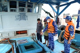 Cảnh sát biển bắt giữ tàu vận chuyển khoảng 30.000 lít dầu DO trái phép