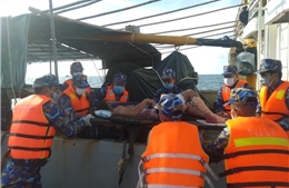 Hải đoàn 129 Hải quân hỗ trợ cấp cứu ngư dân bị nạn trên biển