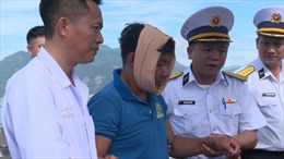 Vùng 4 Hải quân cấp cứu ngư dân tai nạn trên biển