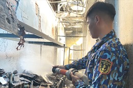 Vùng 5 Hải quân tham gia chữa cháy nhà dân