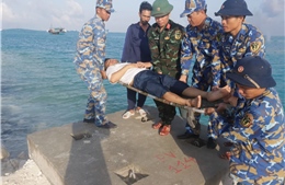 Trực thăng EC-225 chuyển bệnh nhân từ đảo Phan Vinh vào đất liền điều trị