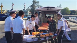 Tàu Hải quân đưa ngư dân bị tai nạn trên biển Trường Sa về đất liền điều trị
