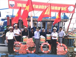 Thực hiện chương trình ‘Hải quân Việt Nam làm điểm tựa cho ngư dân vươn khơi, bám biển’
