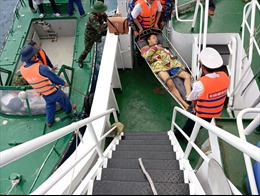 Tàu 464 tiếp nhận bệnh nhân gặp nạn ở đảo Đá Đông B về đảo Trường Sa điều trị