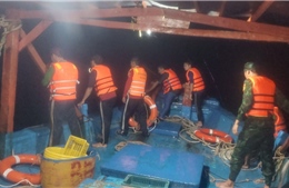 Bộ đội biên phòng cứu vớt 15 ngư dân tàu cá Kiên Giang gặp nạn trên vùng biển Cà Mau