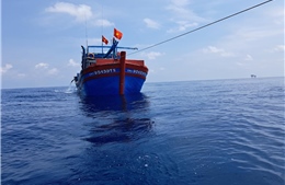 Tàu Trường Sa 04 cấp cứu ngư dân do ngộ độc thức ăn