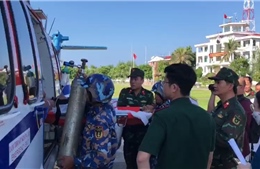 Trực thăng EC 225 đưa ngư dân bị từ đảo Song Tử Tây vào bờ điều trị