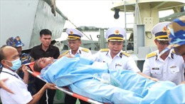 Tàu Hải quân đưa ngư dân bị bệnh vào bờ chữa trị