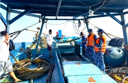 Vùng Cảnh sát biển 4 bắt giữ tàu vận chuyển 35.000 lít dầu DO trái phép