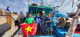 Hải đoàn 129 Hải quân sửa chữa, khắc phục sự cố tàu cá Bình Định hỏng máy trên biển Trường Sa 
