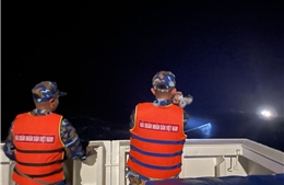 Tàu 472 cứu nạn thành công tàu cá Phú Yên hỏng máy trên biển Trường Sa
