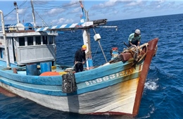 Vùng 2 Hải quân hỗ trợ ngư dân khắc phục sự cố tàu cá hỏng máy trên biển