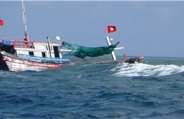 Cán bộ, chiến sĩ đảo Đá Lát hỗ trợ ngư dân gặp nạn trên biển