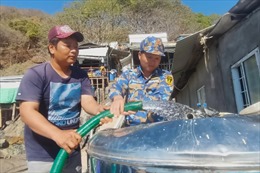 Hải quân cấp nước ngọt cho người dân đảo Hòn Chuối