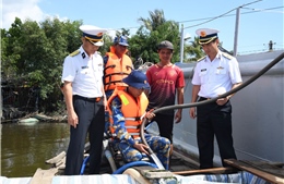 Bộ Tư lệnh Vùng 5 Hải quân thăm, tặng quà người dân vùng hạn Cà Mau
