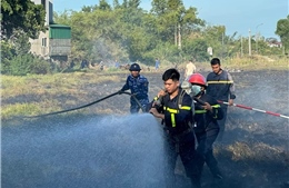 Cảnh sát biển phối hợp khống chế đám cháy sát khu đông dân cư