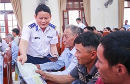 Cùng ngư dân thắp sáng đèn trên biển