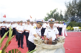Đảng bộ Vùng 4 Hải quân dâng hương tại Khu tưởng niệm chiến sĩ Gạc Ma