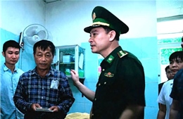 Bộ đội Biên phòng thăm hỏi, động viên các nạn nhân vụ sạt lở đất tại xã Sì Lờ Lầu (Lai Châu)