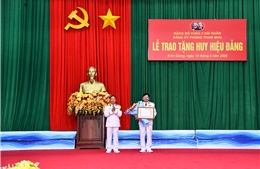 Tư lệnh Vùng 5 Hải quân nhận huy hiệu 30 năm tuổi Đảng