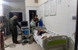 Trung tâm y tế thị trấn Trường Sa cấp cứu kịp thời ngư dân Bình Thuận bị nạn trên biển