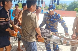 Đảo Sinh Tồn cấp cứu kịp thời ngư dân bị vỡ xương bánh chè