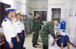Đảo Trường Sa cấp cứu ngư dân Quảng Nam trong đêm