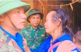 Bộ đội Biên phòng ngược lũ cứu trợ bản Phá Mựt