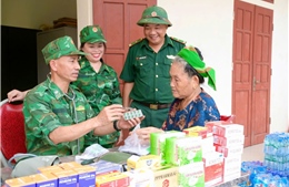 Quân y Bộ đội biên phòng Nghệ An băng rừng vào vùng lũ quét Mỹ Lý 