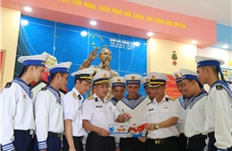 Vùng 4 Hải quân nhận và trao hàng trăm lá thư viết tay tới quân dân đặc khu Trường Sa