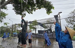 Cảnh sát biển tích cực giúp người dân Nghệ An khắc phục hậu quả sau bão số 5