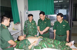 Thăm hỏi động viên cán bộ Đồn Biên phòng Hiền Kiệt bị thương khi đi làm nhiệm vụ