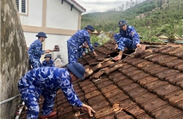 Cảnh sát biển tích cực giúp dân khắc phục hậu quả bão Bualoi