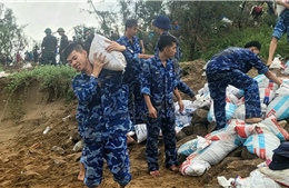 Hàng trăm cảnh sát biển xả thân cùng nhân dân ứng phó bão số 10