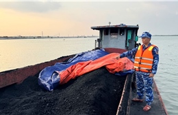 BTL Vùng Cảnh sát biển 1 bắt giữ tàu chở 110 tấn than không rõ nguồn gốc